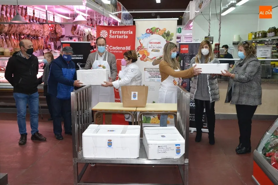 Entregadas a las Conferencias más de 100 raciones preparadas en ‘Cocinamos en el Mercado’  