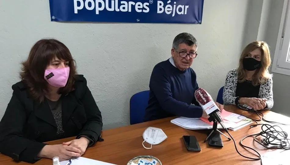 De i. a d. Olga García, Alejo Riñones y Purificación Pozo