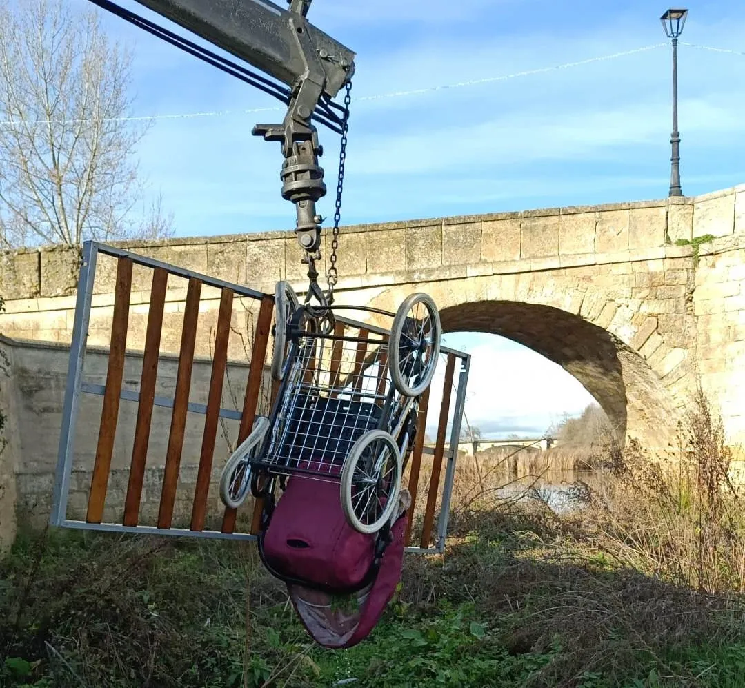 Retirados varios enseres de grandes dimensiones junto al muro de contención del Puente  