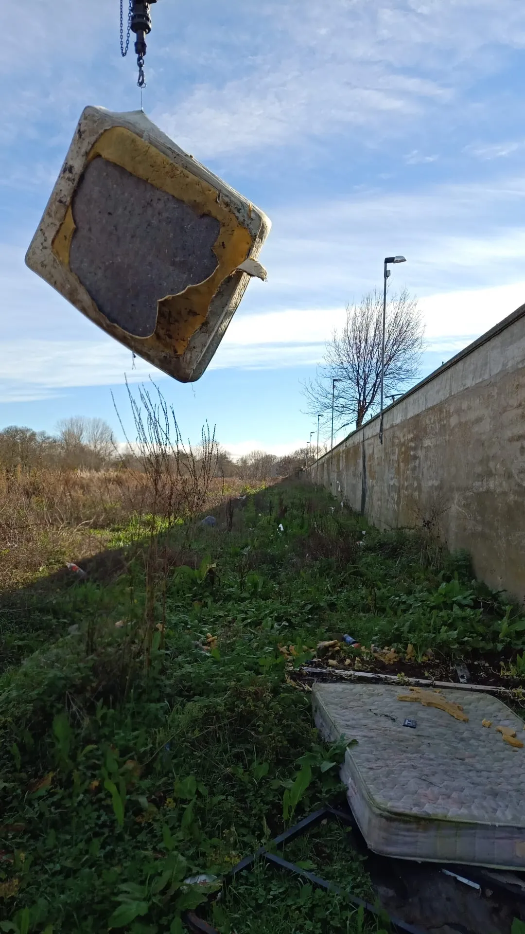 Foto 2 - Retirados varios enseres de grandes dimensiones junto al muro de contenci&oacute;n del Puente  