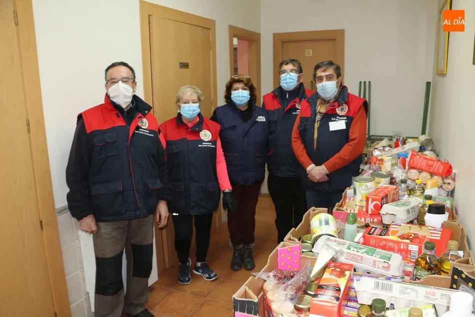 Voluntarios de San José Artesano con las cestas listas para su entrega.