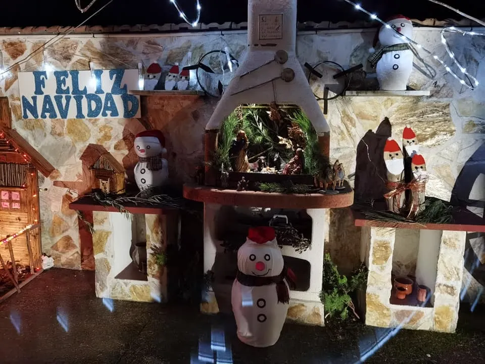 Villoria premia las mejores fachadas navideñas con productos comprados en la villa