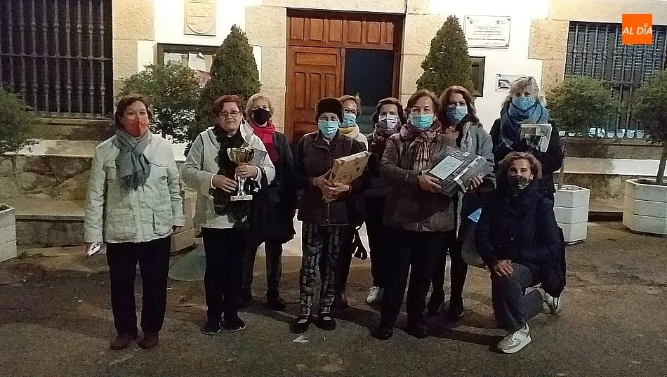 Ganadoras del concurso de belenes y el jurado encargado de fallar los premios