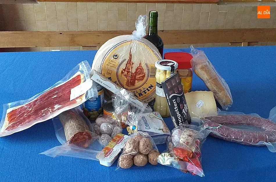 Foto 6 - El Ayuntamiento de Cip&eacute;rez obsequia a cada una de las casas del pueblo con una cesta de Navidad  