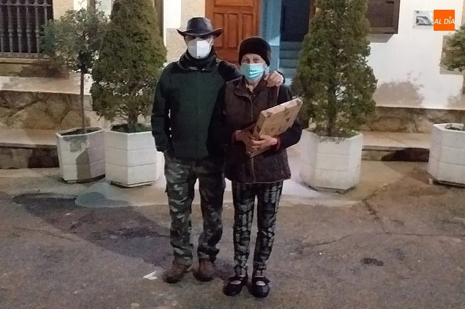 Foto 2 - El Ayuntamiento de Cip&eacute;rez obsequia a cada una de las casas del pueblo con una cesta de Navidad  