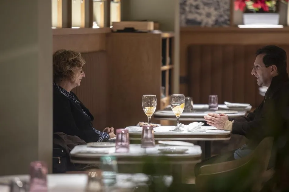 Dos personas en un restaurante. Foto: EP