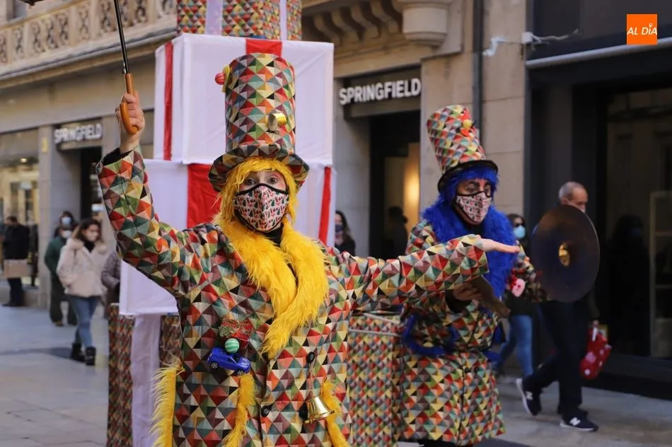 Foto 10 - Unos singulares regalos protagonizan el pasacalles navide&ntilde;o de Kamaru Teatro&nbsp;