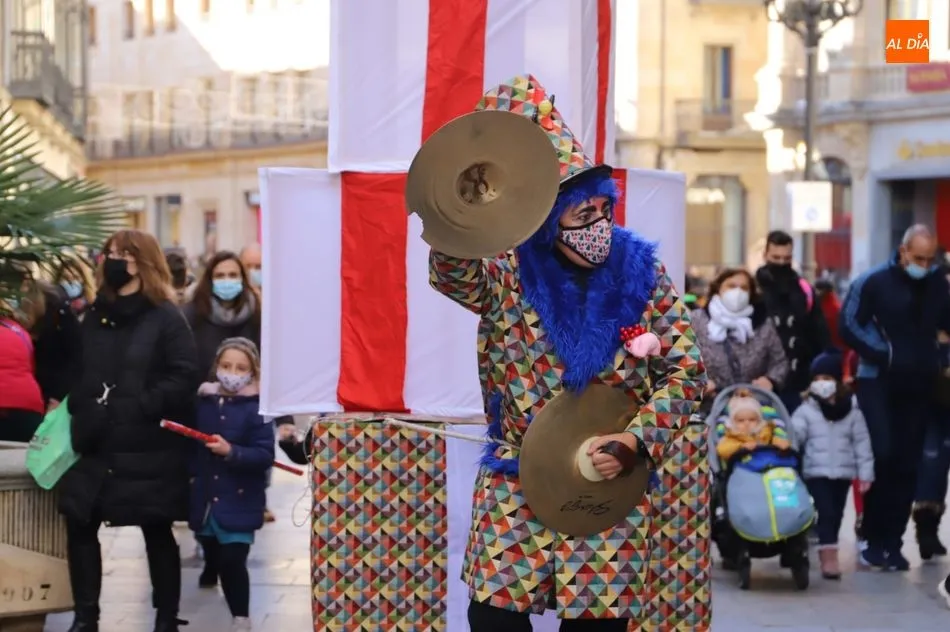 Foto 9 - Unos singulares regalos protagonizan el pasacalles navide&ntilde;o de Kamaru Teatro&nbsp;