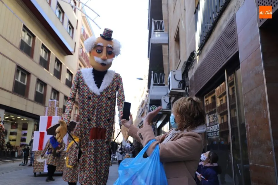 Foto 7 - Unos singulares regalos protagonizan el pasacalles navide&ntilde;o de Kamaru Teatro&nbsp;