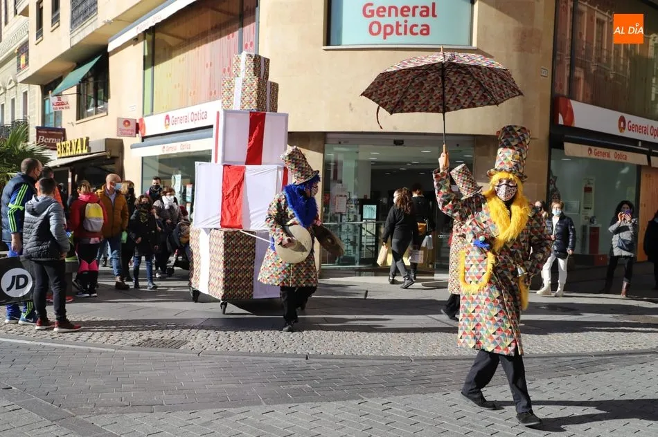 Foto 6 - Unos singulares regalos protagonizan el pasacalles navide&ntilde;o de Kamaru Teatro&nbsp;