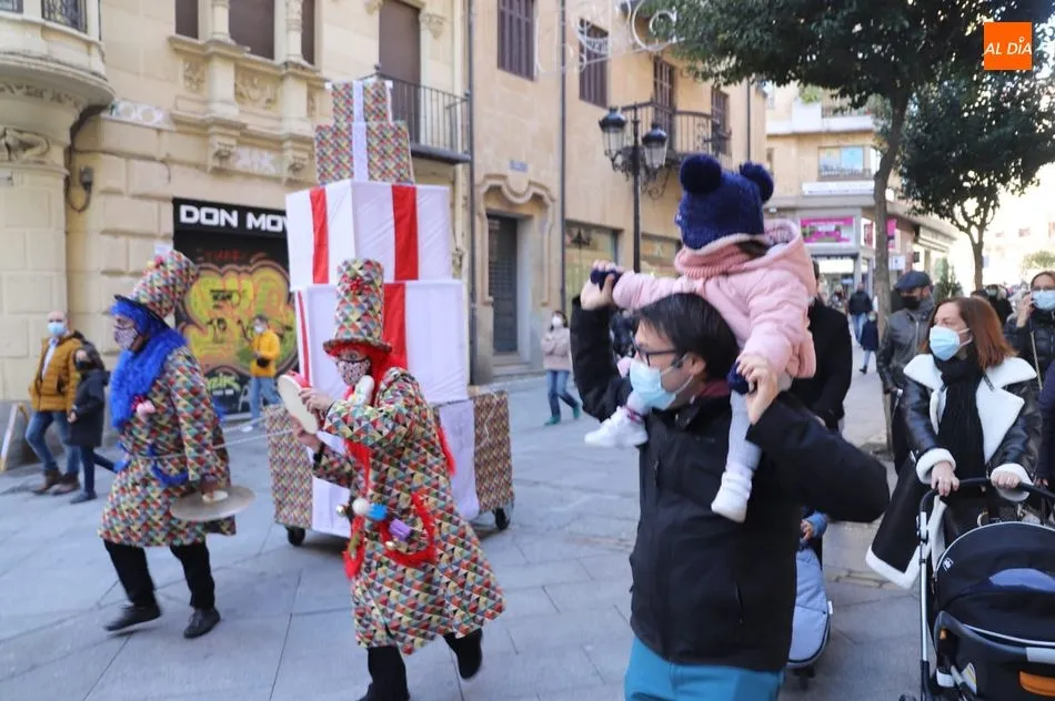 Foto 5 - Unos singulares regalos protagonizan el pasacalles navide&ntilde;o de Kamaru Teatro&nbsp;
