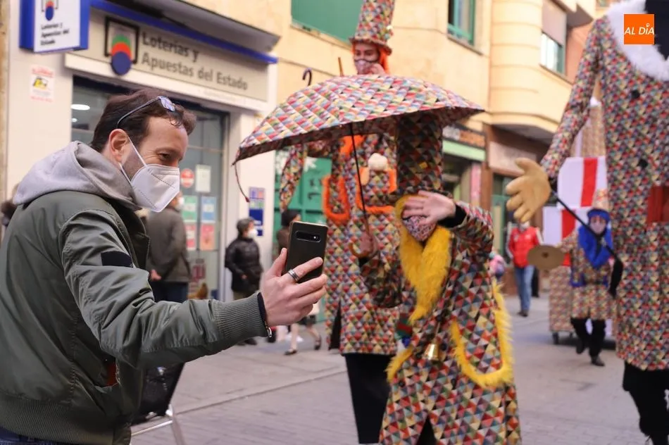 Foto 4 - Unos singulares regalos protagonizan el pasacalles navide&ntilde;o de Kamaru Teatro&nbsp;