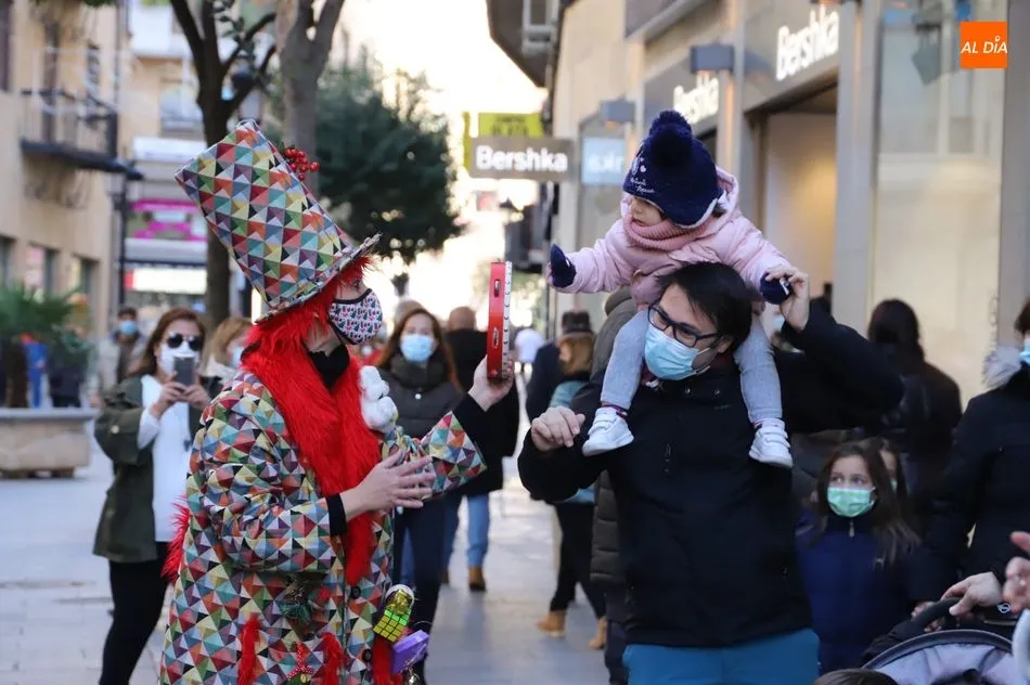 Pasacalles navideño con Kamaru Teatro y su espectáculo Regalonia. Fotos: Lydia González