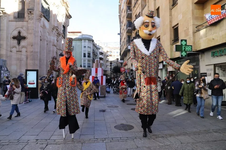 Foto 2 - Unos singulares regalos protagonizan el pasacalles navide&ntilde;o de Kamaru Teatro&nbsp;