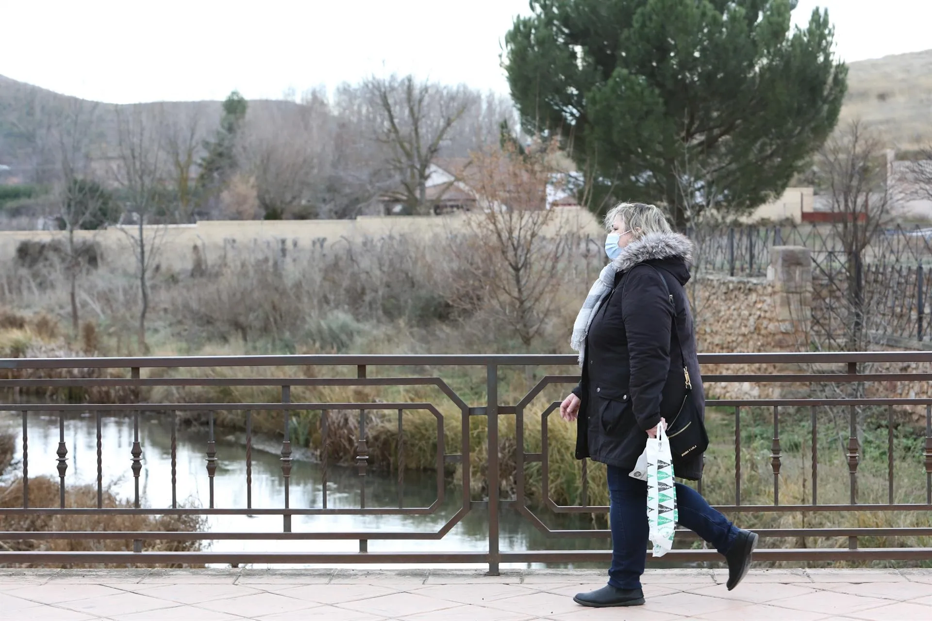 Una mujer dando un paseo