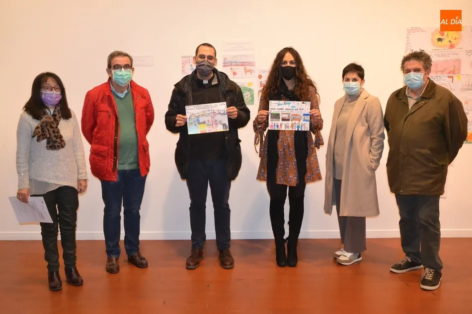 El jurado con los dibujos escogidos como ganadores