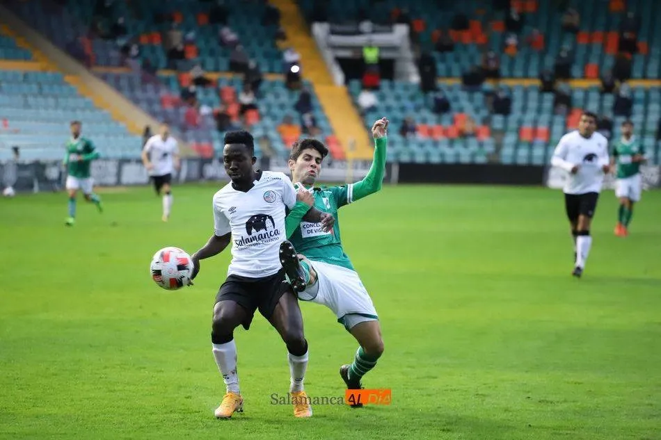 Ernest controla un balón con el Salamanca UDS
