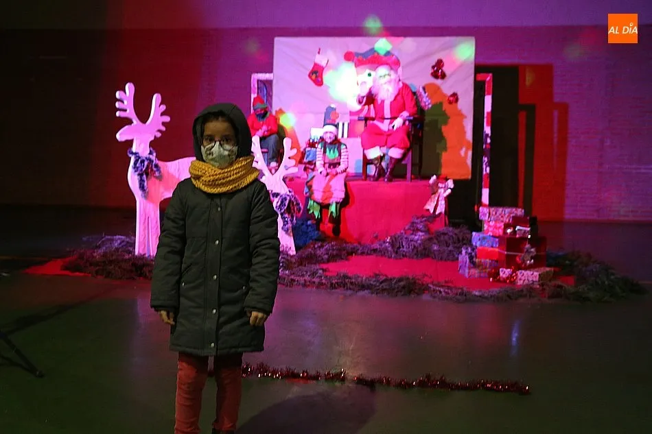Foto 9 - Pap&aacute; Noel recibe a los ni&ntilde;os de Vitigudino bajo todas las medidas de seguridad sanitarias  