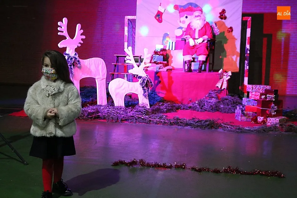Foto 4 - Pap&aacute; Noel recibe a los ni&ntilde;os de Vitigudino bajo todas las medidas de seguridad sanitarias  