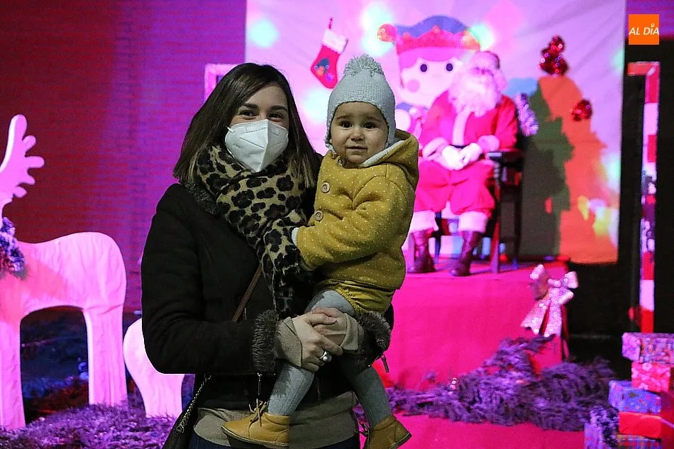 Foto 3 - Pap&aacute; Noel recibe a los ni&ntilde;os de Vitigudino bajo todas las medidas de seguridad sanitarias  