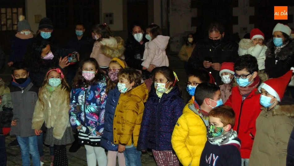 Foto 5 - Los ni&ntilde;os de Lumbrales reciben con emoci&oacute;n la visita de Pap&aacute; Noel