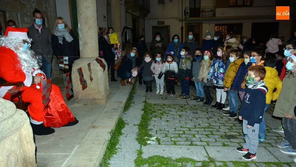Papá Noel habló con los niños sentado en el portal de la Torre del Reloj / E. Corredera