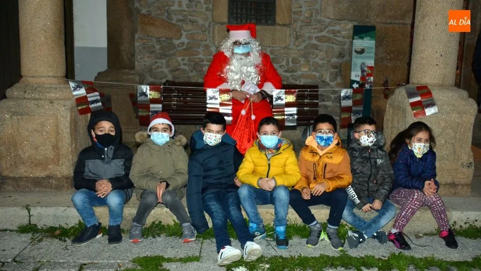 Foto 10 - Los ni&ntilde;os de Lumbrales reciben con emoci&oacute;n la visita de Pap&aacute; Noel