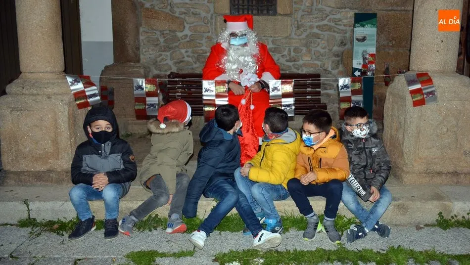 Foto 11 - Los ni&ntilde;os de Lumbrales reciben con emoci&oacute;n la visita de Pap&aacute; Noel