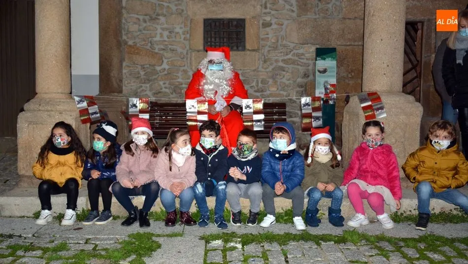 Foto 9 - Los ni&ntilde;os de Lumbrales reciben con emoci&oacute;n la visita de Pap&aacute; Noel