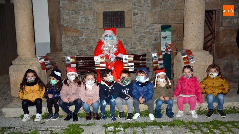 Foto 8 - Los ni&ntilde;os de Lumbrales reciben con emoci&oacute;n la visita de Pap&aacute; Noel