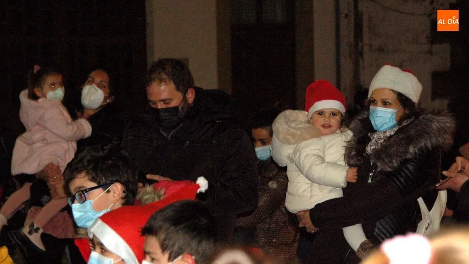 Foto 4 - Los ni&ntilde;os de Lumbrales reciben con emoci&oacute;n la visita de Pap&aacute; Noel