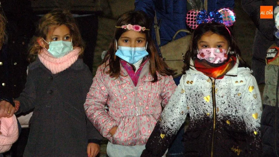 Foto 3 - Los ni&ntilde;os de Lumbrales reciben con emoci&oacute;n la visita de Pap&aacute; Noel