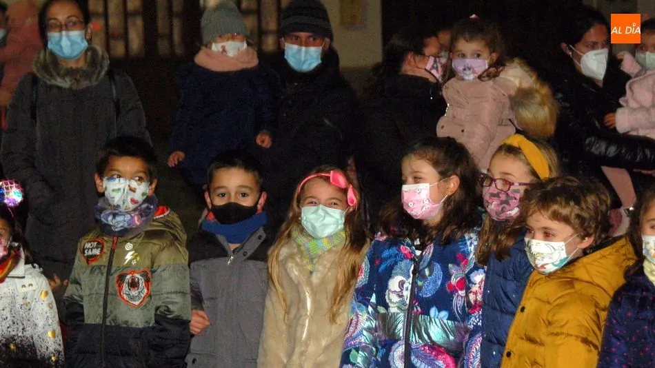 Foto 2 - Los ni&ntilde;os de Lumbrales reciben con emoci&oacute;n la visita de Pap&aacute; Noel
