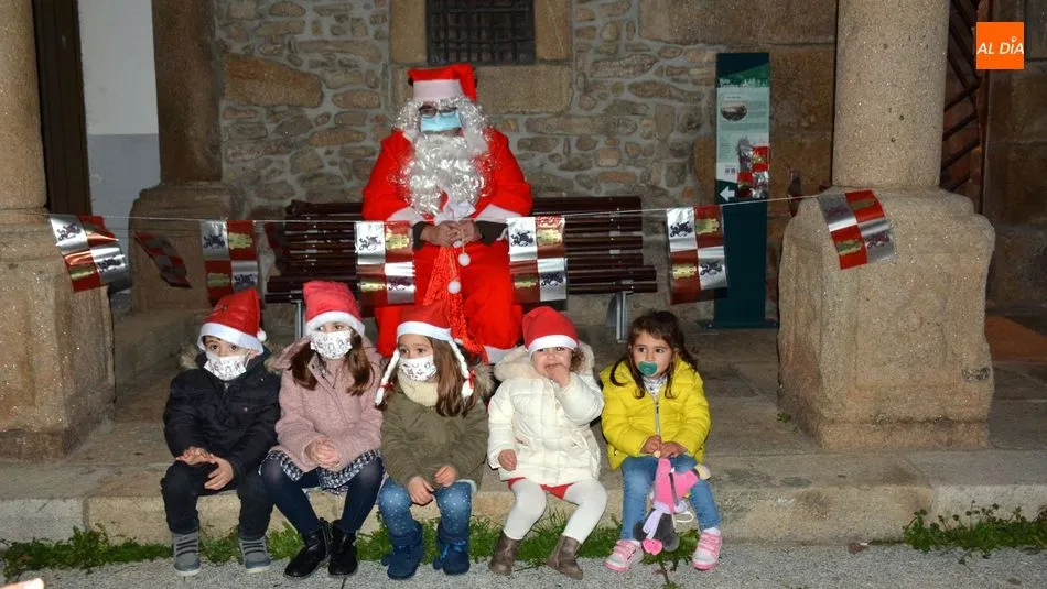 Foto 7 - Los ni&ntilde;os de Lumbrales reciben con emoci&oacute;n la visita de Pap&aacute; Noel