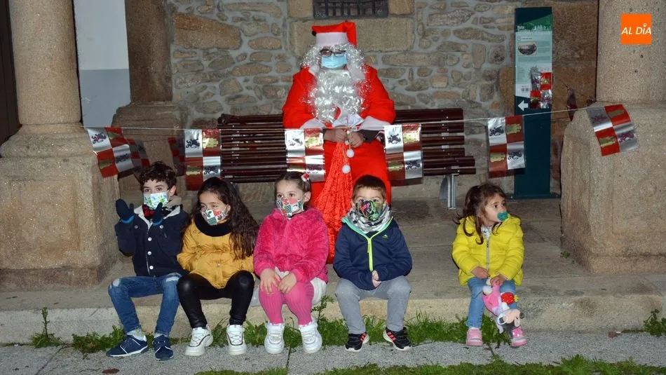 Foto 6 - Los ni&ntilde;os de Lumbrales reciben con emoci&oacute;n la visita de Pap&aacute; Noel