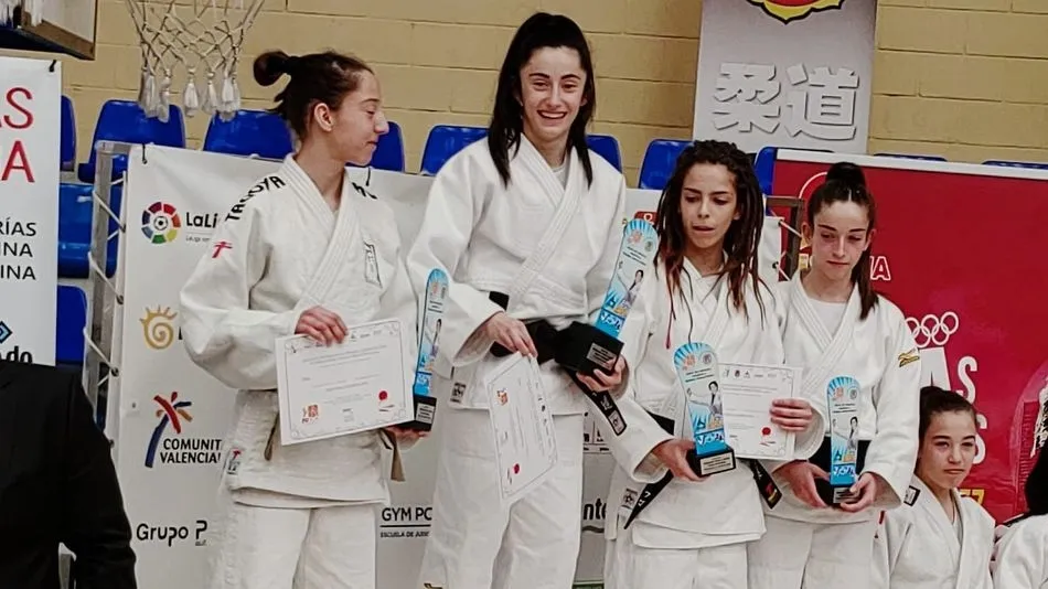 Foto 3 - Carla Mateos recibe el premio al Talento deportivo de la Diputaci&oacute;n de Badajoz