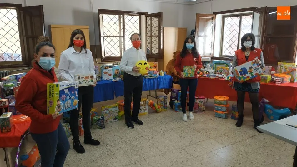 Voluntarios de Cruz Roja en el escaparate solidario de juguetes de esta Navidad - KR