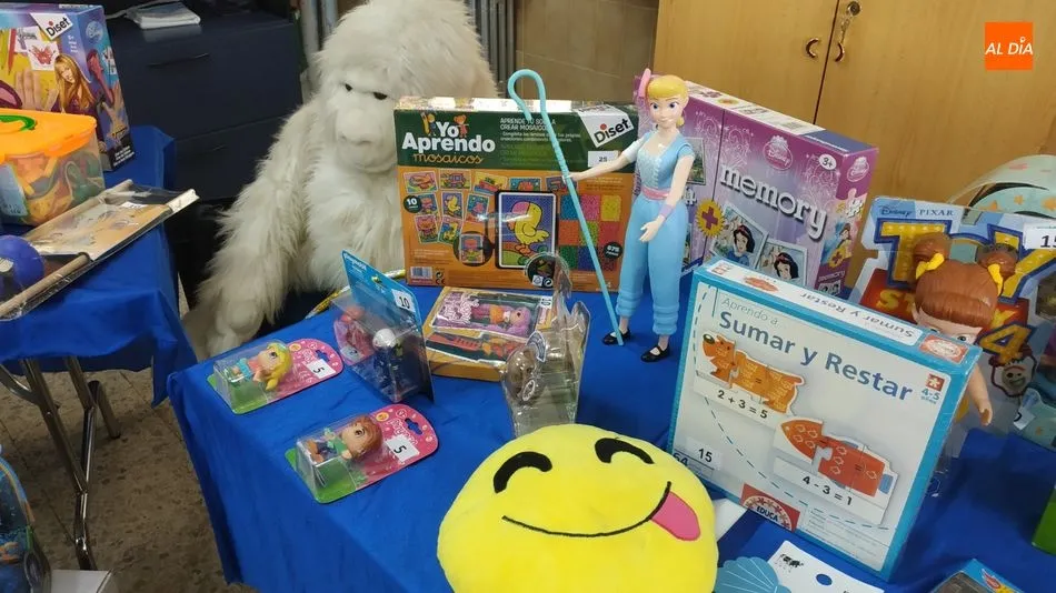 Foto 9 - M&aacute;s de un millar de ni&ntilde;os de Salamanca reciben regalos solidarios en Navidad gracias a Cruz Roja