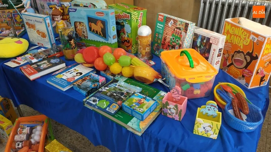 Foto 8 - M&aacute;s de un millar de ni&ntilde;os de Salamanca reciben regalos solidarios en Navidad gracias a Cruz Roja