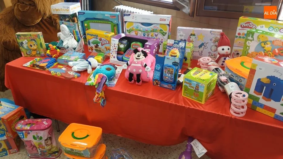 Foto 7 - M&aacute;s de un millar de ni&ntilde;os de Salamanca reciben regalos solidarios en Navidad gracias a Cruz Roja