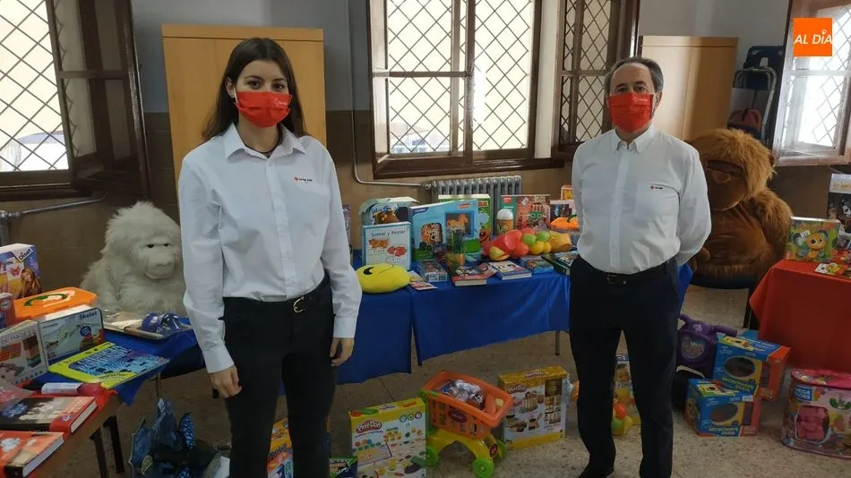 Foto 11 - M&aacute;s de un millar de ni&ntilde;os de Salamanca reciben regalos solidarios en Navidad gracias a Cruz Roja