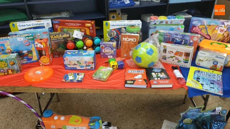 Foto 6 - M&aacute;s de un millar de ni&ntilde;os de Salamanca reciben regalos solidarios en Navidad gracias a Cruz Roja