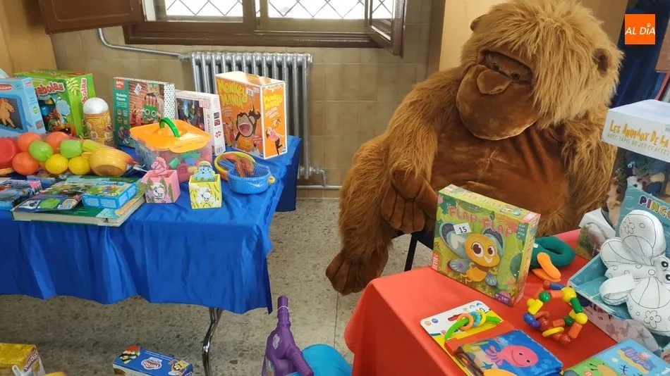 Foto 5 - M&aacute;s de un millar de ni&ntilde;os de Salamanca reciben regalos solidarios en Navidad gracias a Cruz Roja