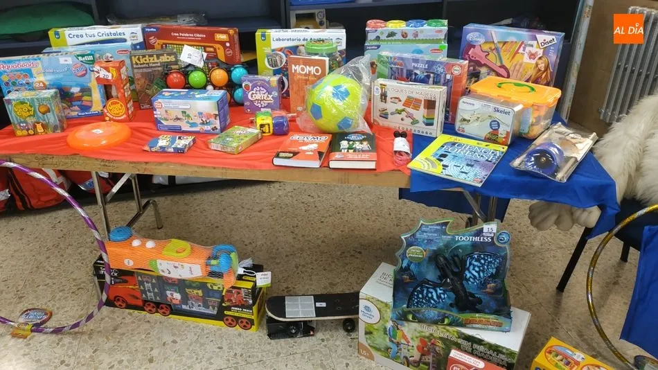 Foto 4 - M&aacute;s de un millar de ni&ntilde;os de Salamanca reciben regalos solidarios en Navidad gracias a Cruz Roja