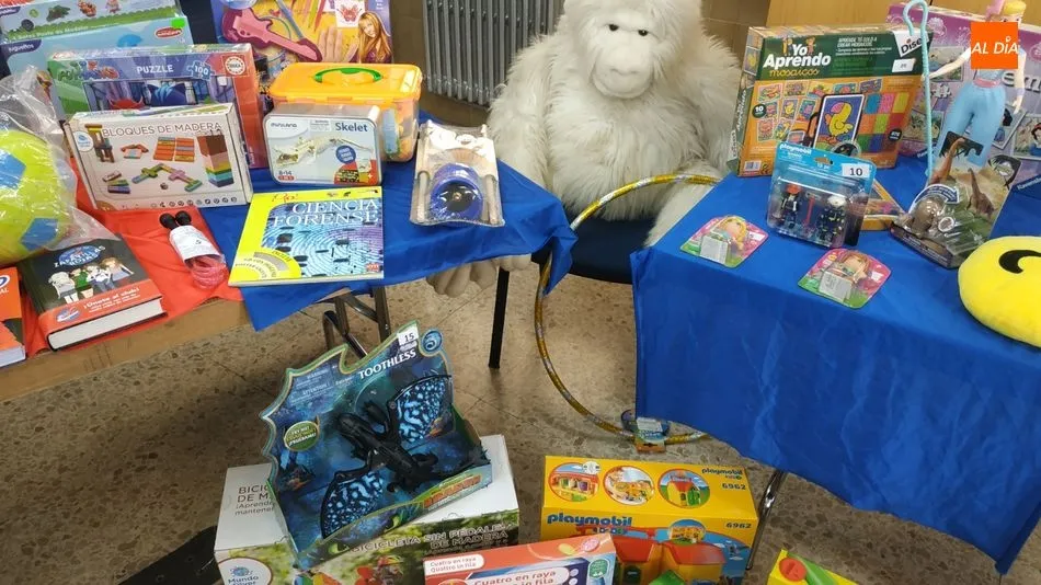 Foto 3 - M&aacute;s de un millar de ni&ntilde;os de Salamanca reciben regalos solidarios en Navidad gracias a Cruz Roja