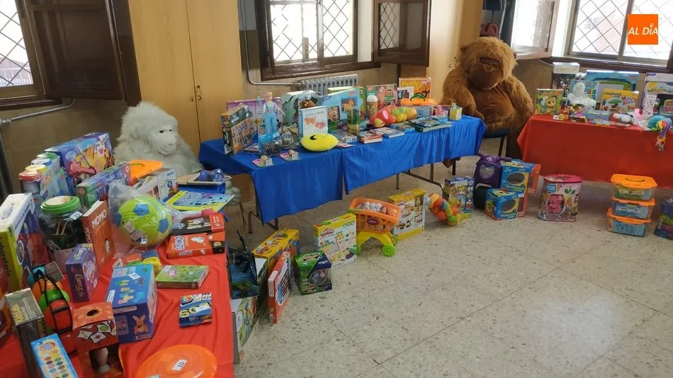 Foto 2 - M&aacute;s de un millar de ni&ntilde;os de Salamanca reciben regalos solidarios en Navidad gracias a Cruz Roja