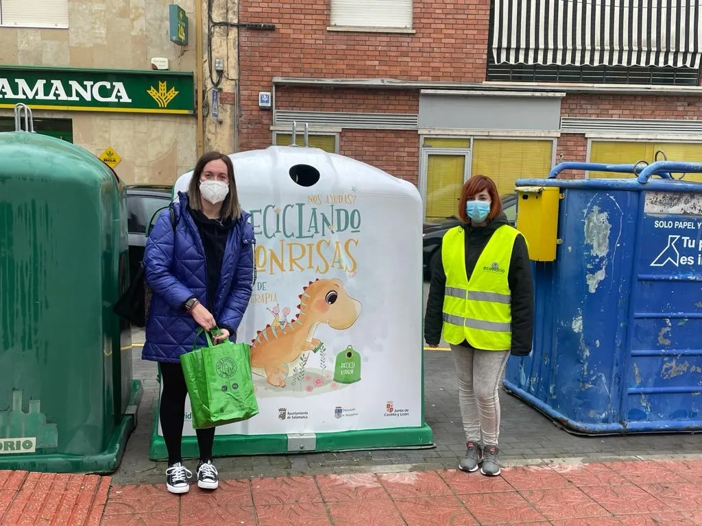 El contenedor para participar en la campaña ‘Es Nuestra Responsabilidad’ está situado en la Plaza del Grano