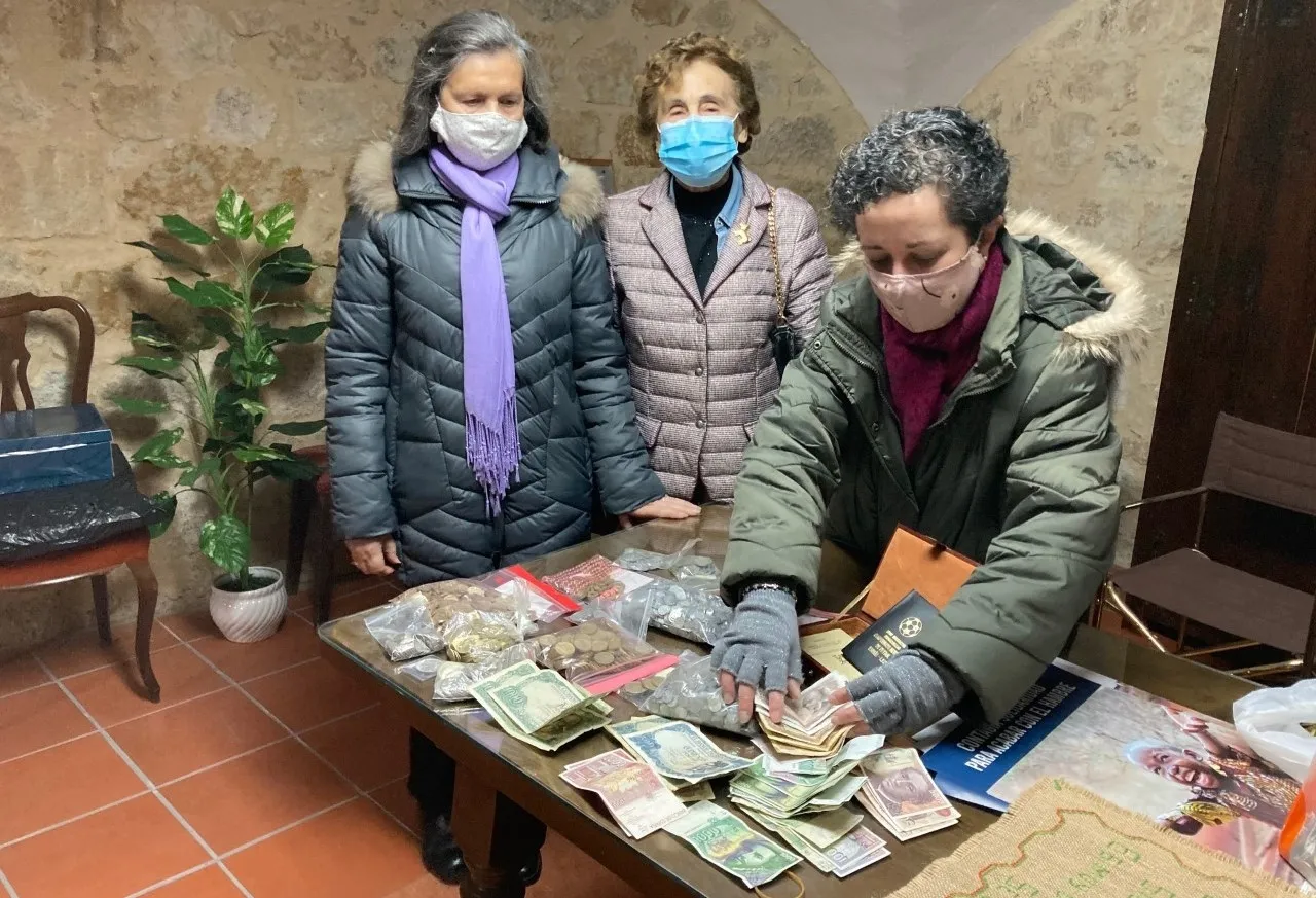 La ciudadanía entrega a Manos Unidas 93.484 pesetas que todavía tenían por casa  