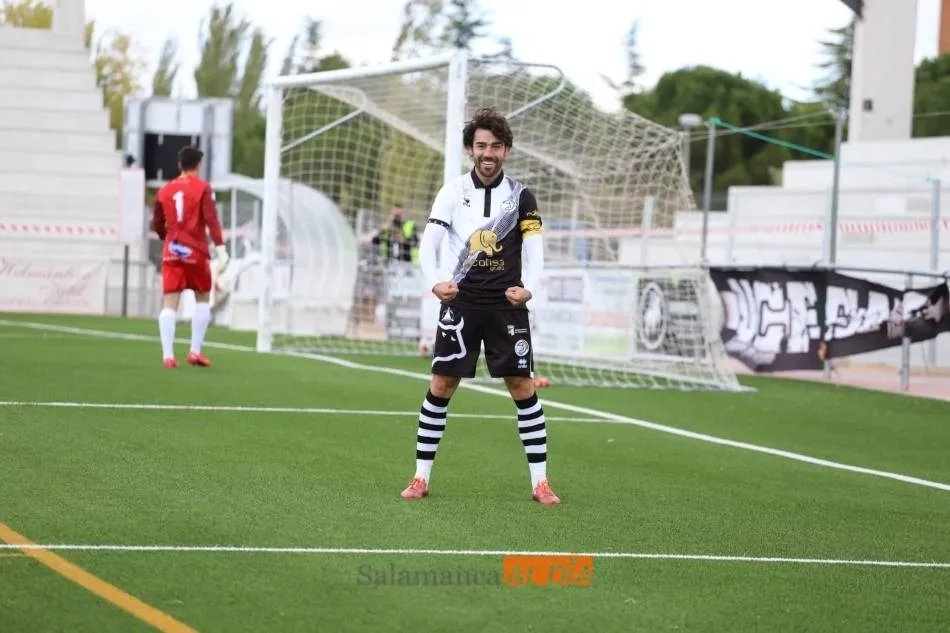 Javi Navas celebra un gol con Unionistas, su exequipo