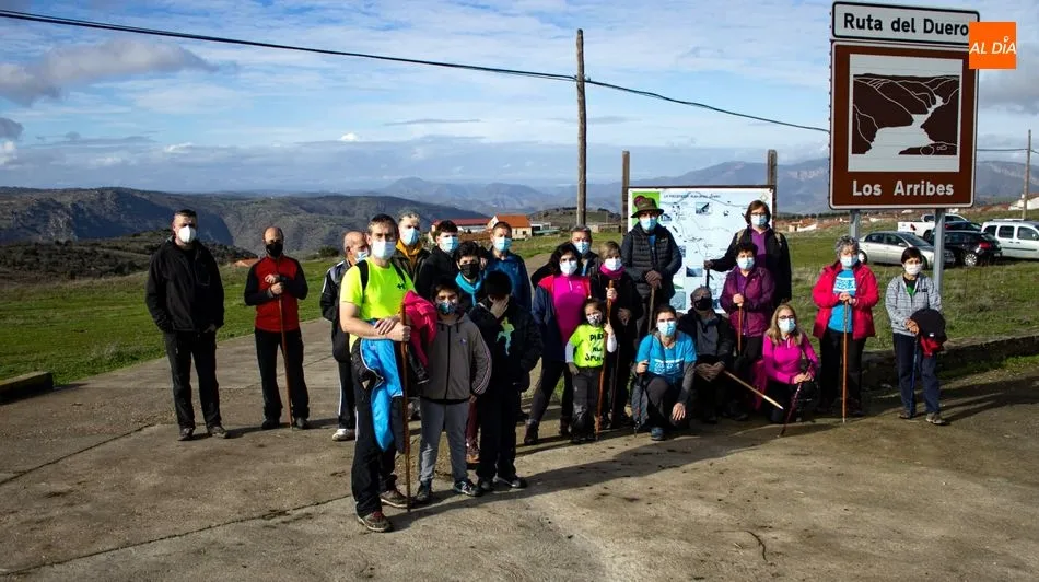 Foto 2 - El club de senderismo del Abadengo realiza su marcha solidaria con los afectados por la COVID-19